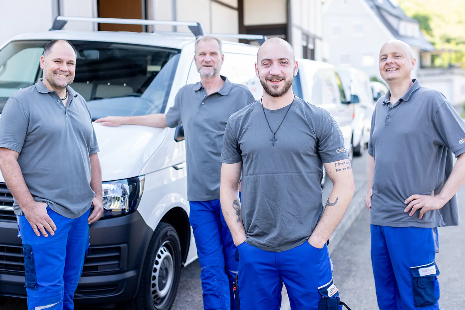 eissele heizungsanlagen team vor firmenfahrzeugen